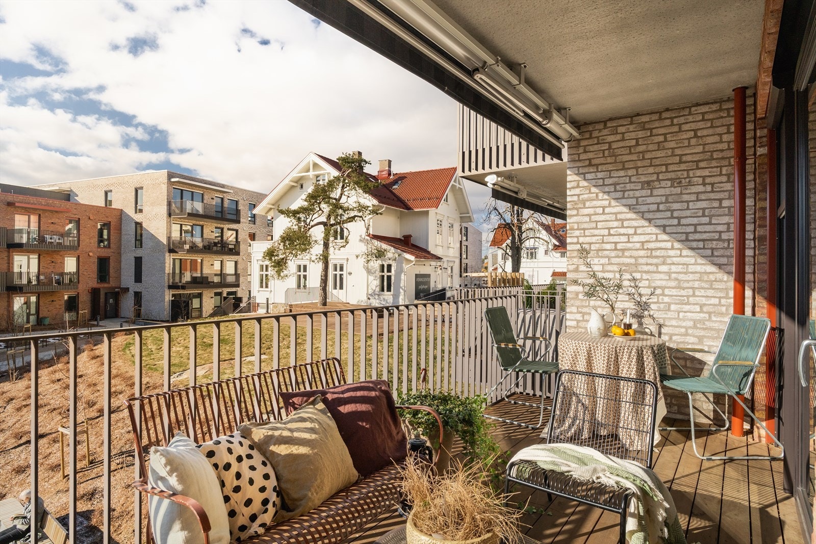 Balkongen er romslig og kan møbleres med loungsett, grill og diverse beplantning Galleribilde