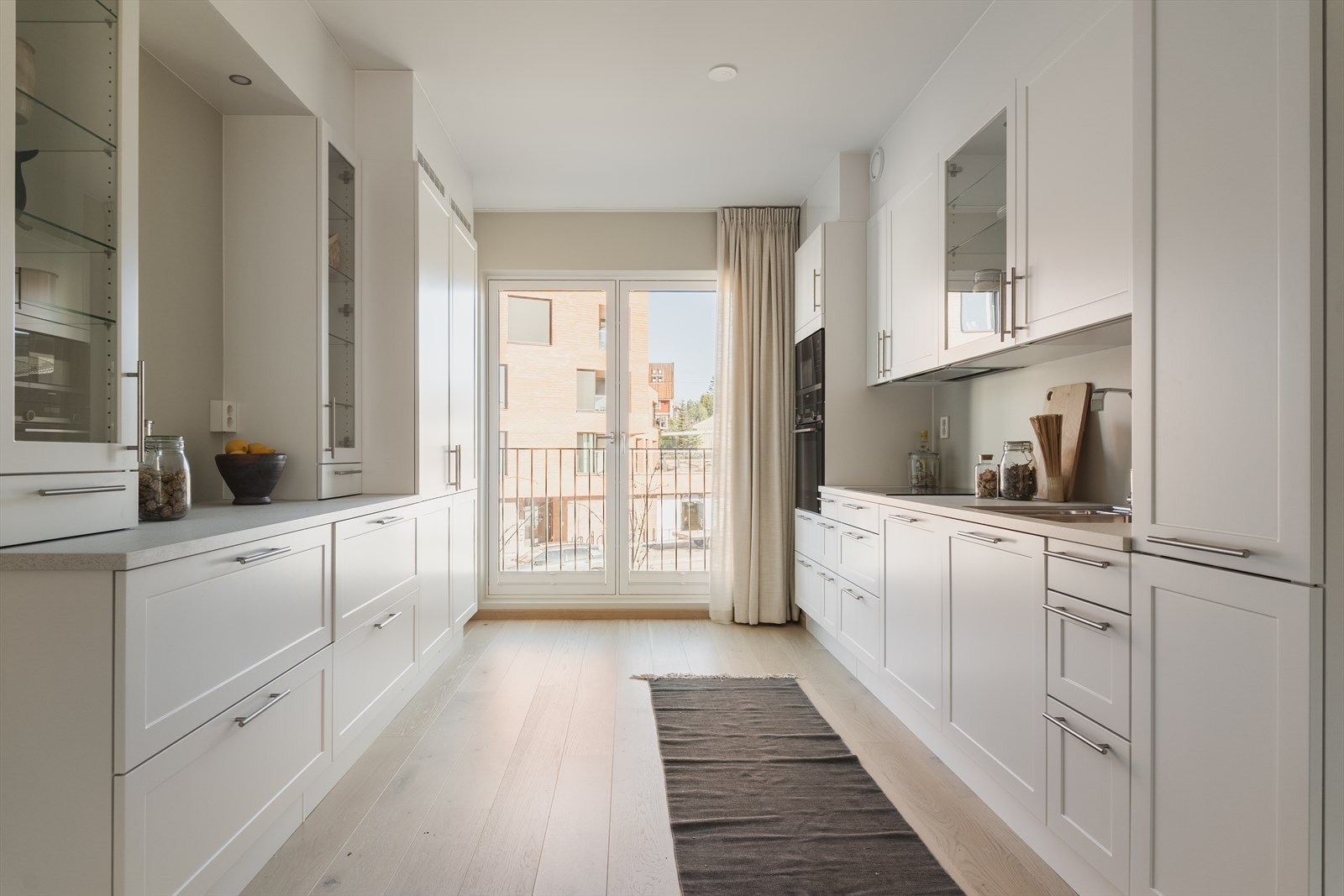 Kjøkkeninnredningen er betydelig påkostet og er fra kvalitetsleverandøren HTH - Kjøkkenet er utvidet og har rikelig med skap- og benkeplass Galleribilde