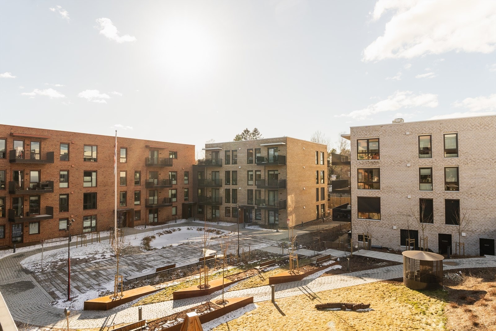 Balkongen har flott utsyn mot sameiets pent og parkmessige opparbeidede bakgård Galleribilde