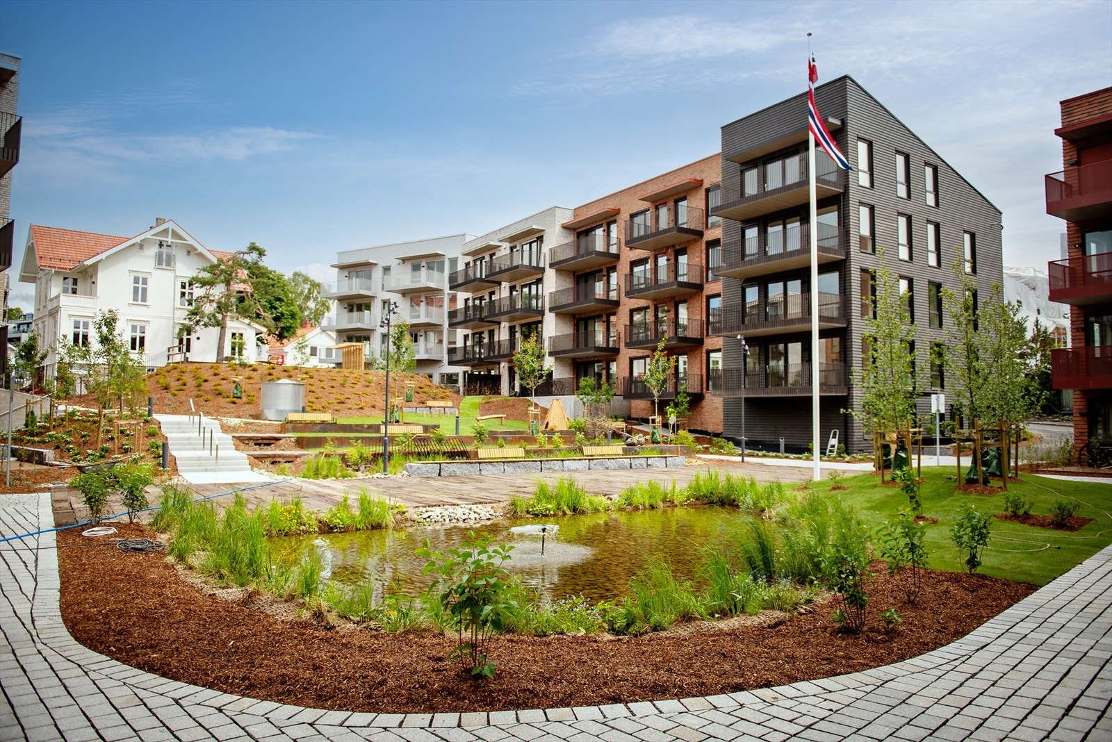 Poppelhagen har en frodig og flott opparbeidet hage med vakre vekster og fredelig vannspeil Galleribilde