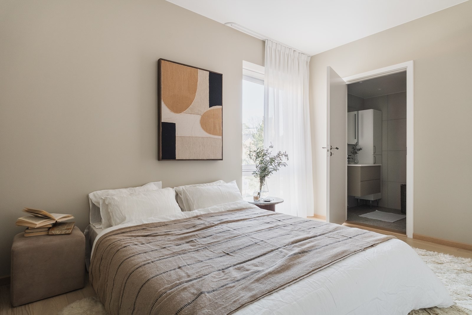 Leiligheten har 2 gode soverom og 2 baderom - Fra hovedsoverommet er det adkomst til et delikat bad-en suite Galleribilde