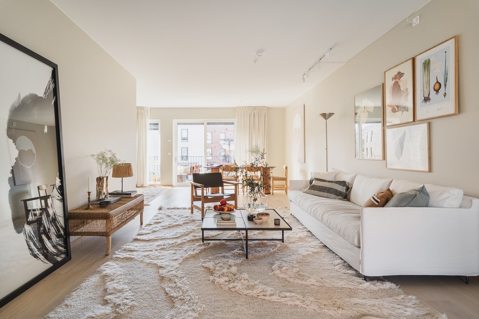 Stuen har en flott L-formet utforming som sikrer flere gode og naturlige soner Galleribilde