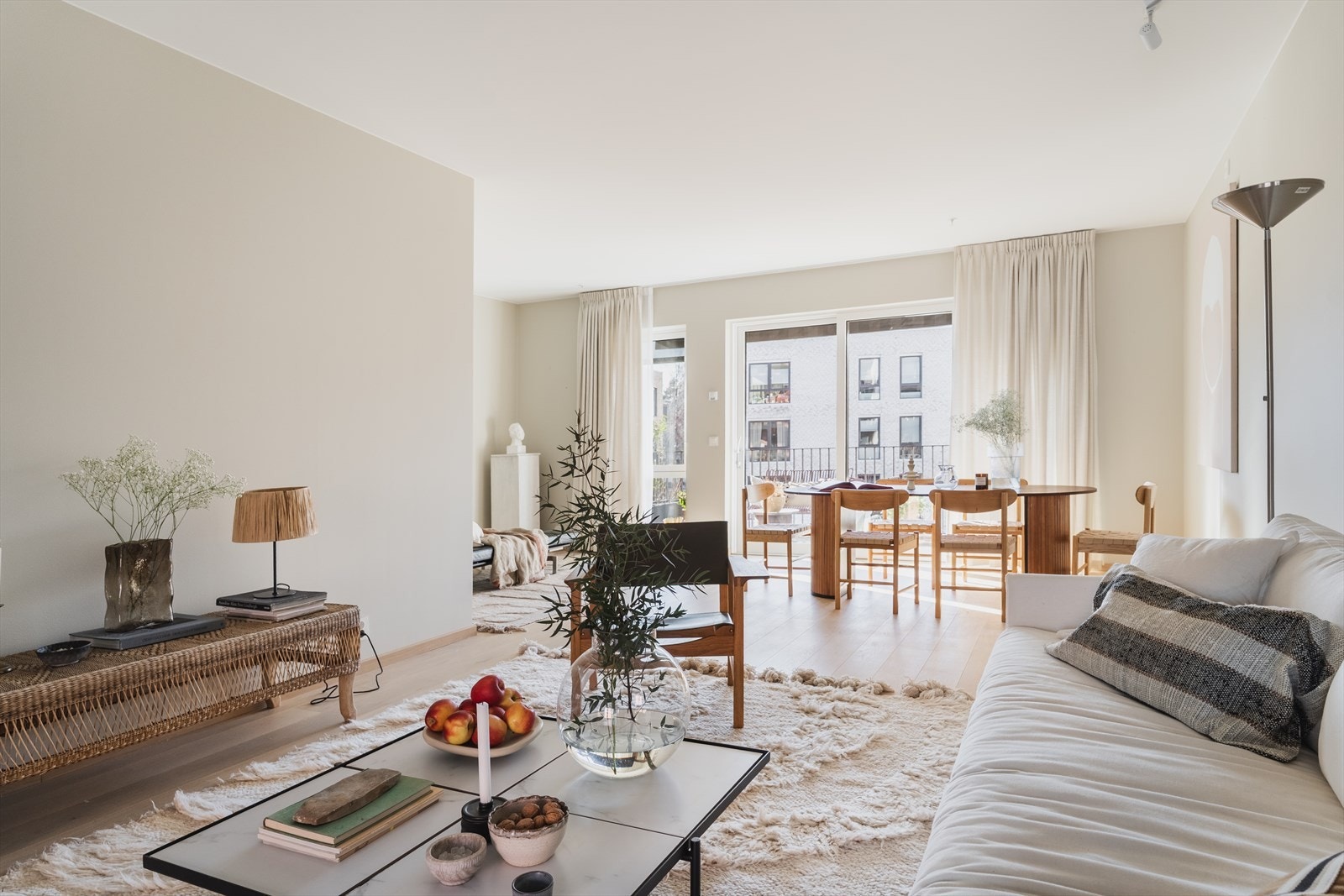 Det er godt med plass til en sofaseksjon med tilhørende stuebord og mediemøblement Galleribilde