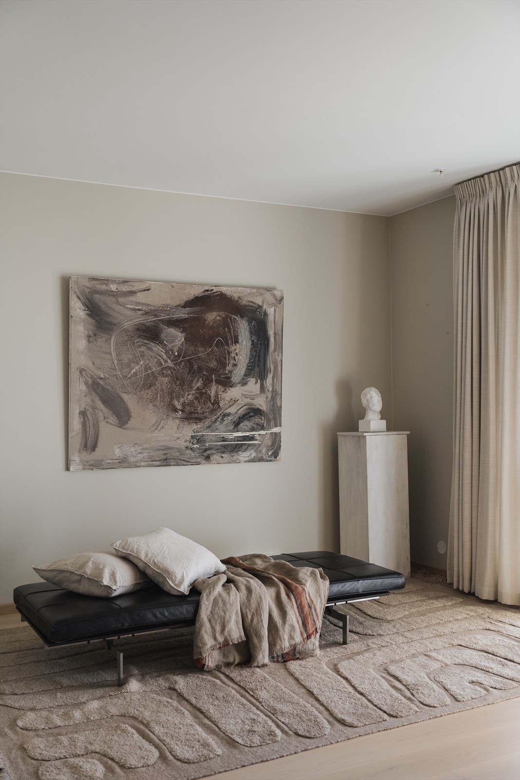 Leiligheten er betydelig påkostet - Opprinnelig soverom nr. 3 ble fjernet til fordel for en større stueløsning Galleribilde