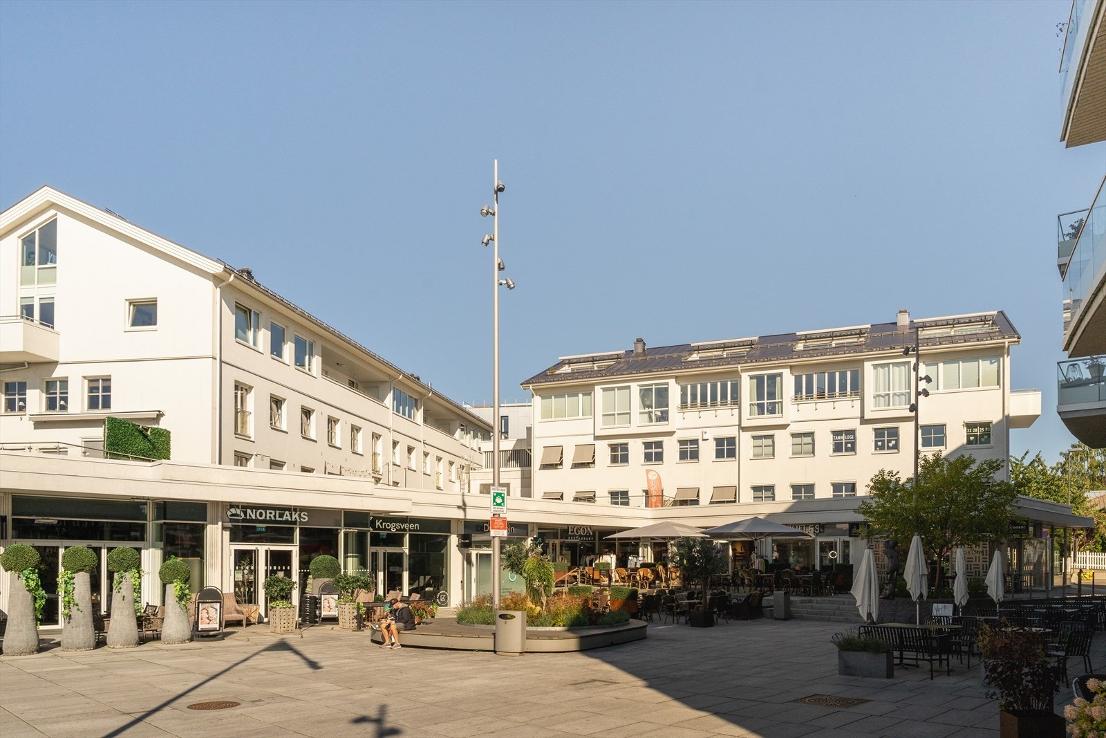 Sæter er bare få meter unna og byr på alt fra matbutikker til klesforretninger Galleribilde