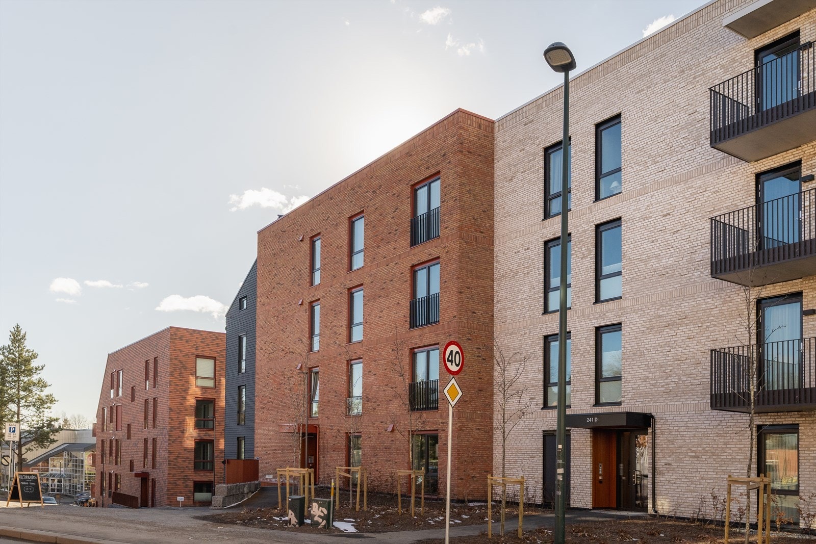 Byggene er designet med varierte arkitektoniske uttrykk gjennom ulike former og kledninger på byggene, noe som skaper et spennende og harmonisk preg Galleribilde