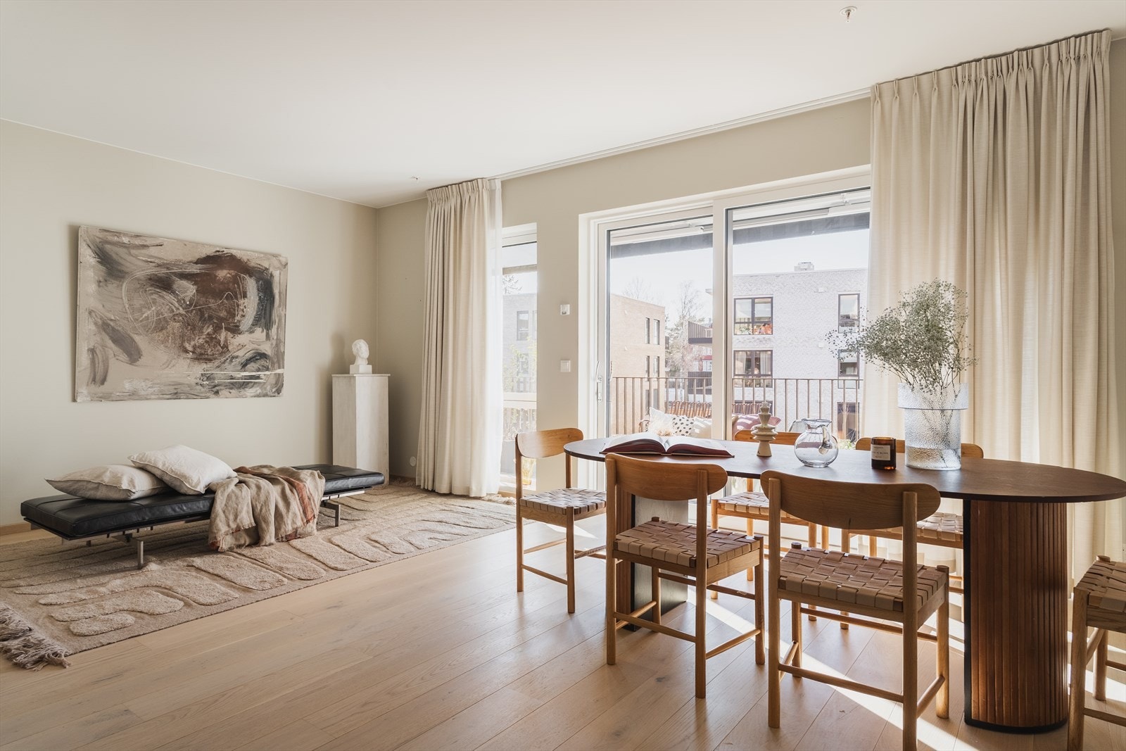 Store vindusflater sikrer rikelig med naturlig lysinnslipp, og screens på vinduer mot vest, i kombinasjon med balansert ventilasjon, sikrer et behagelig inneklima Galleribilde