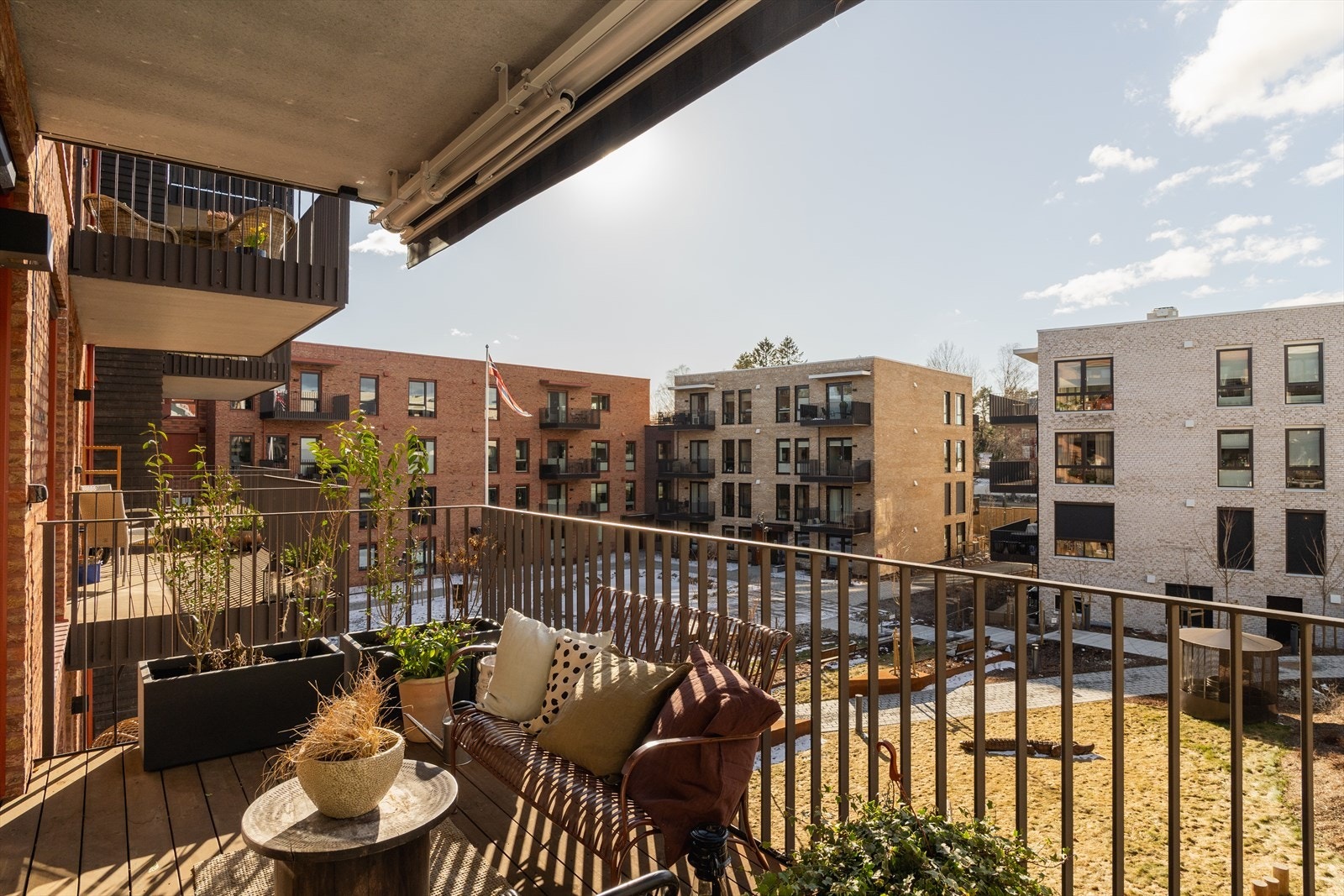 Velkommen til Ekebergveien 241E - En stilren 3-roms leilighet med vestvendt balkong og romslig stue- og kjøkkenløsning i idylliske Poppelhagen. Galleribilde