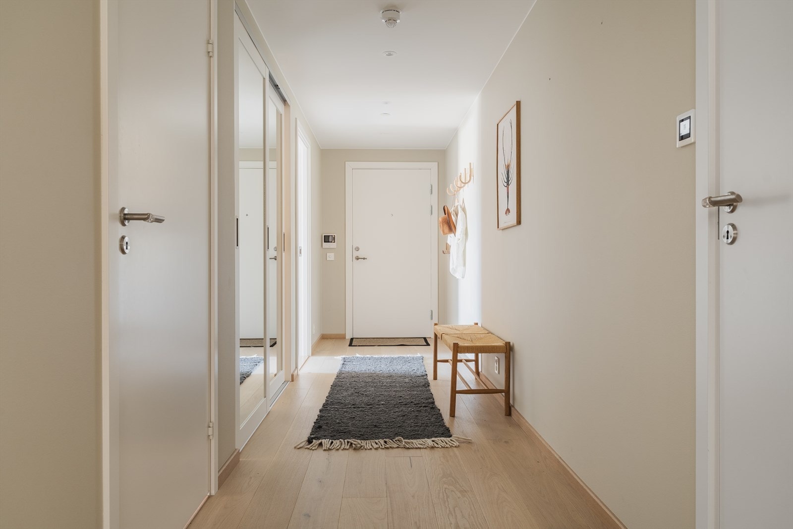 Entreén er lys og innbydende og har godt med plass til å henge fra seg yttertøy og sko Galleribilde