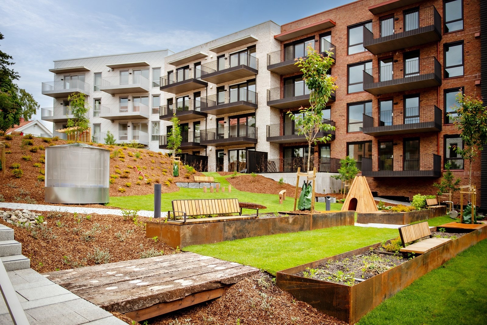 Den åpne bakgården er et flott samlingspunkt med lys og sol gjennom hele dagen Galleribilde