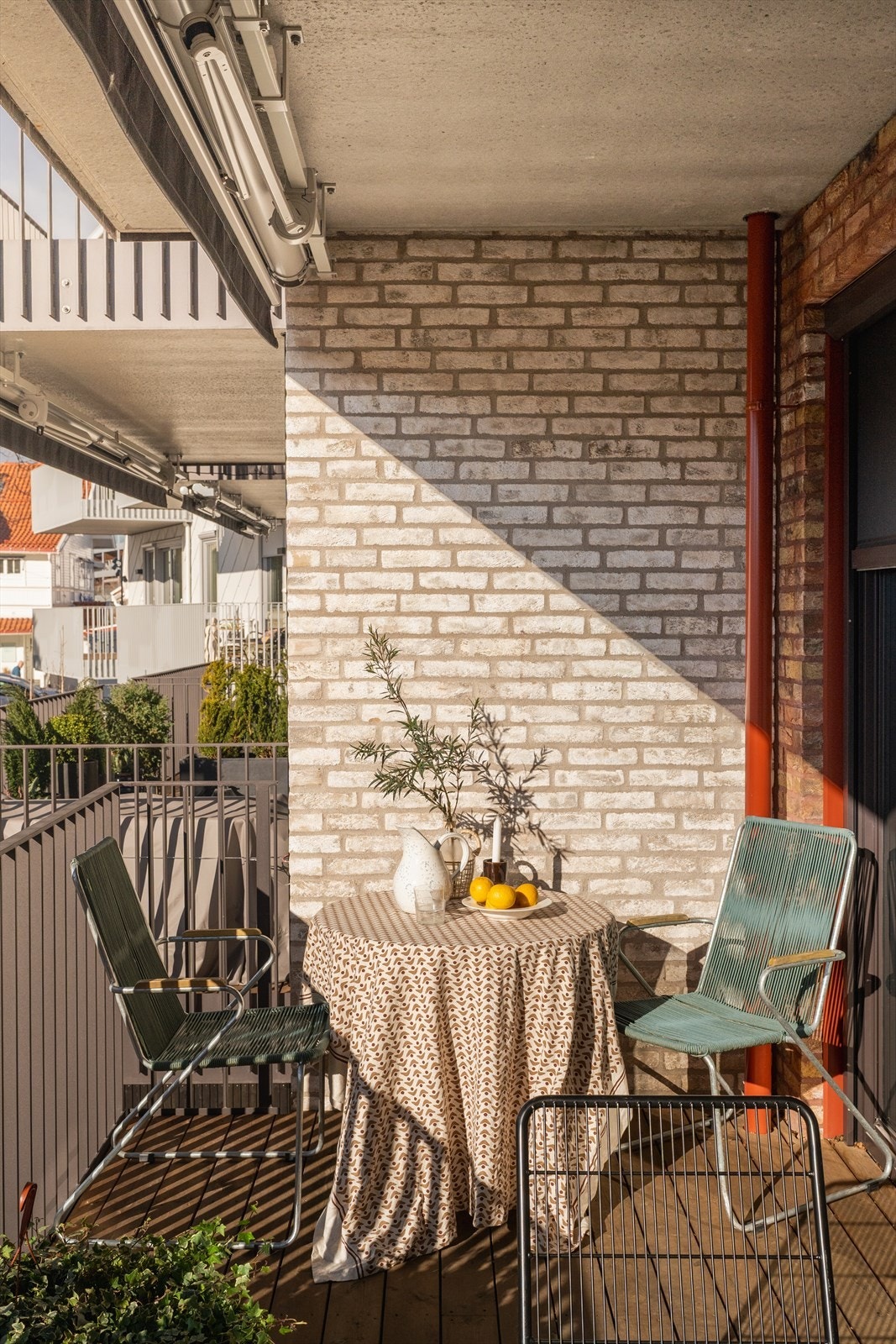Balkongen er overbygget og kan nytes selv på regnfulle sommerdager - Det er montert en praktisk terrassemarkise Galleribilde