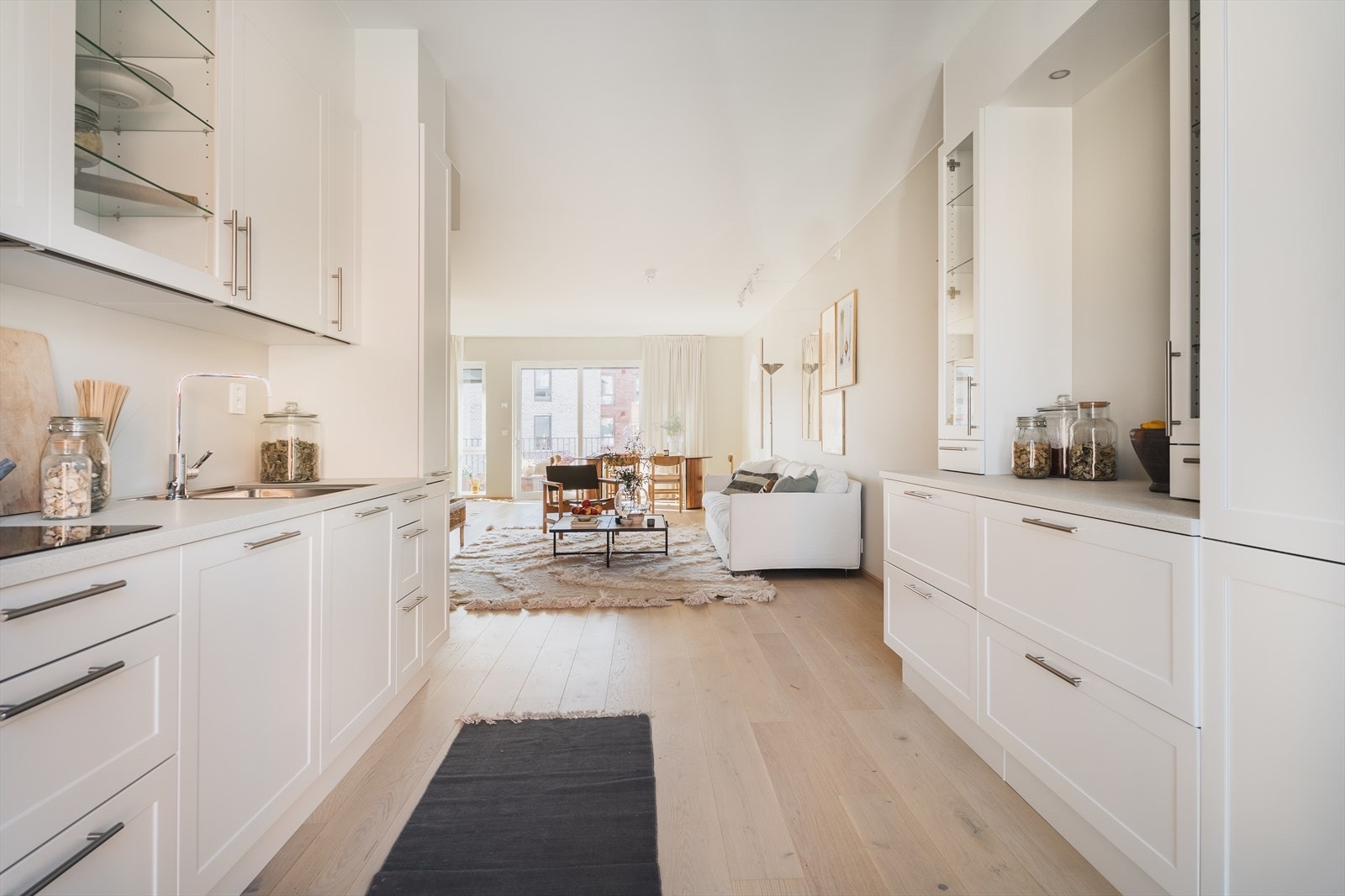 Leiligheten har også flere gode veggflater, som muliggjør plassering av bokhyller, kunst og vitrineskap Galleribilde