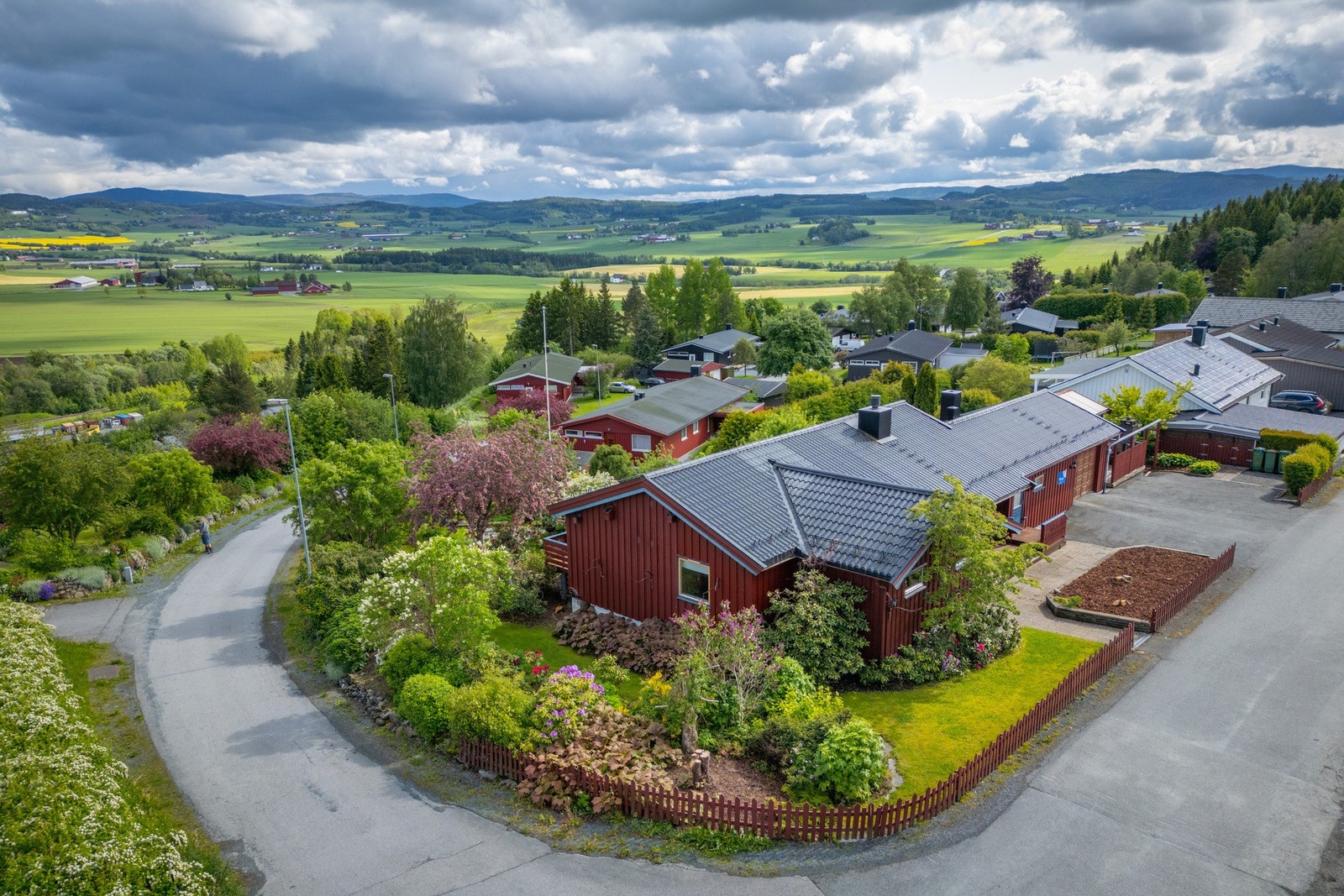 Flott beliggenhet, stor tomt som er pent beplantet Galleribilde