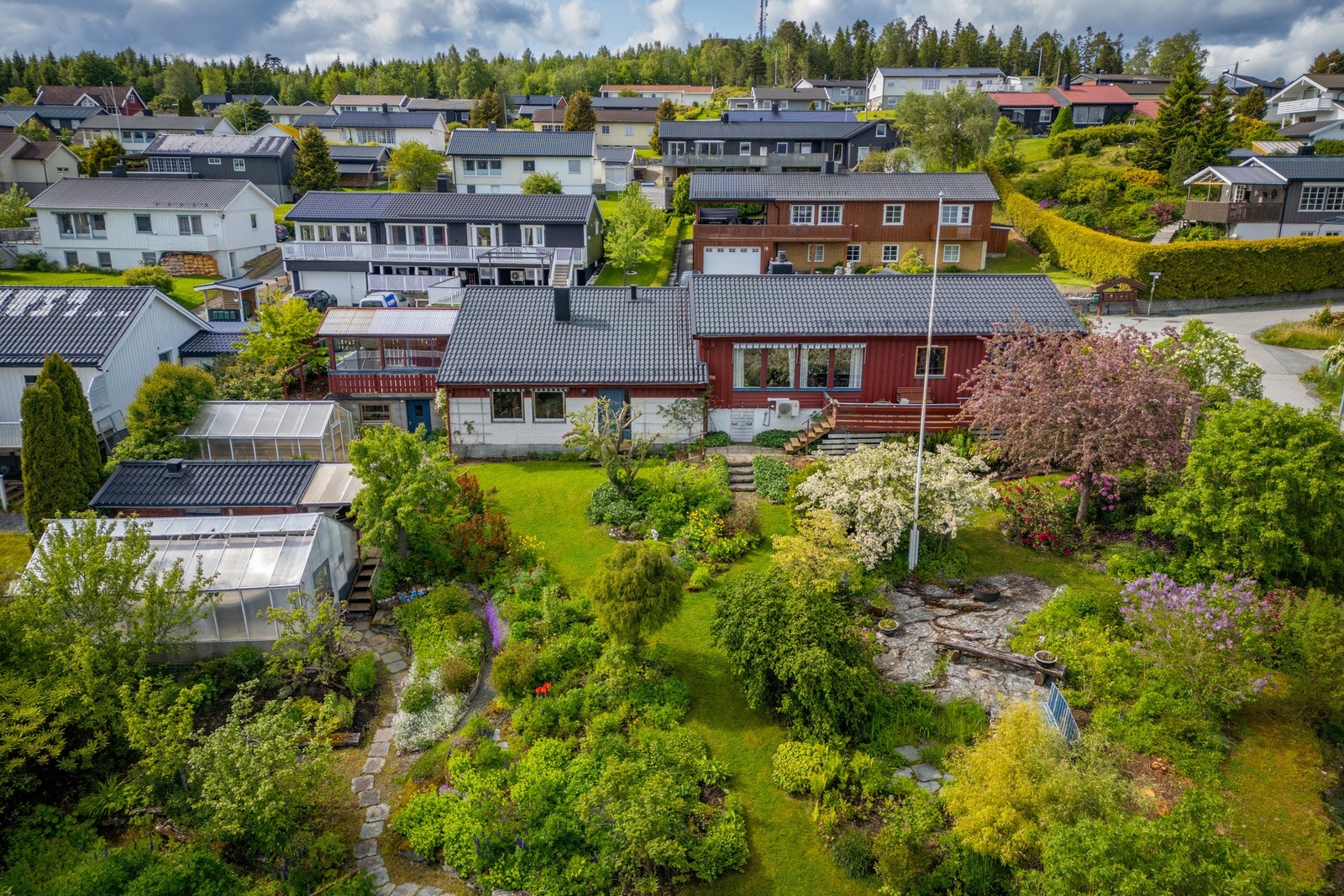 Det medfølger drivhus og utebod med eiendommen Galleribilde