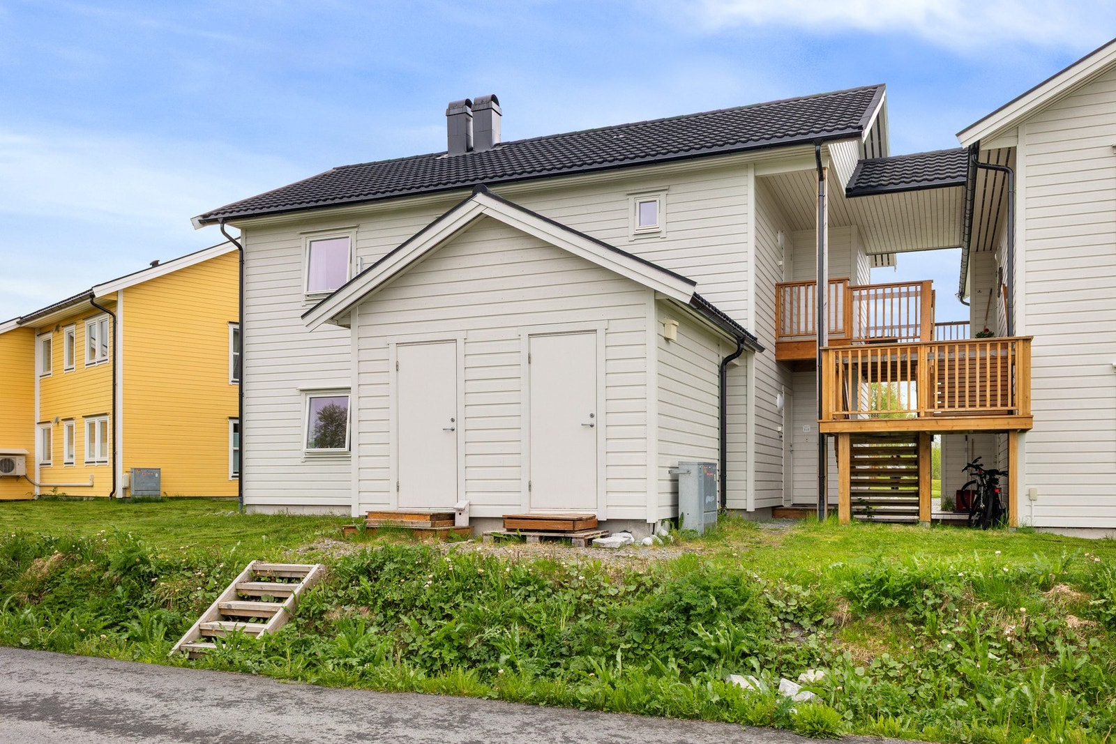 Adkomst også fra baksiden hvor uteboden ligger praktisk og fint til rett ved inngangen Galleribilde