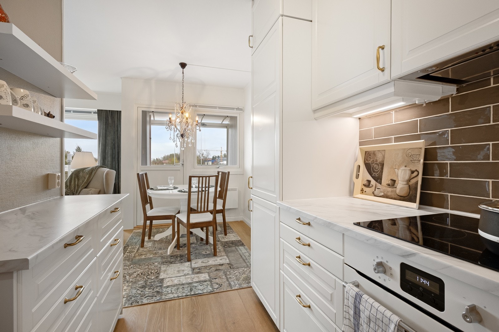 Kjøkken med lyse fronter Galleribilde