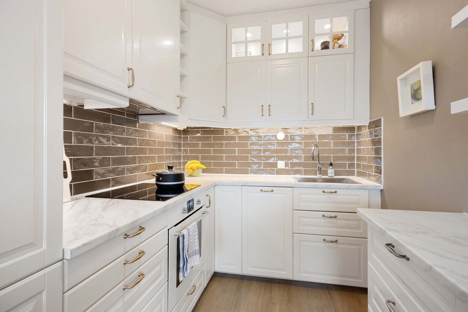 Lyst kjøkken med god skapplass Galleribilde