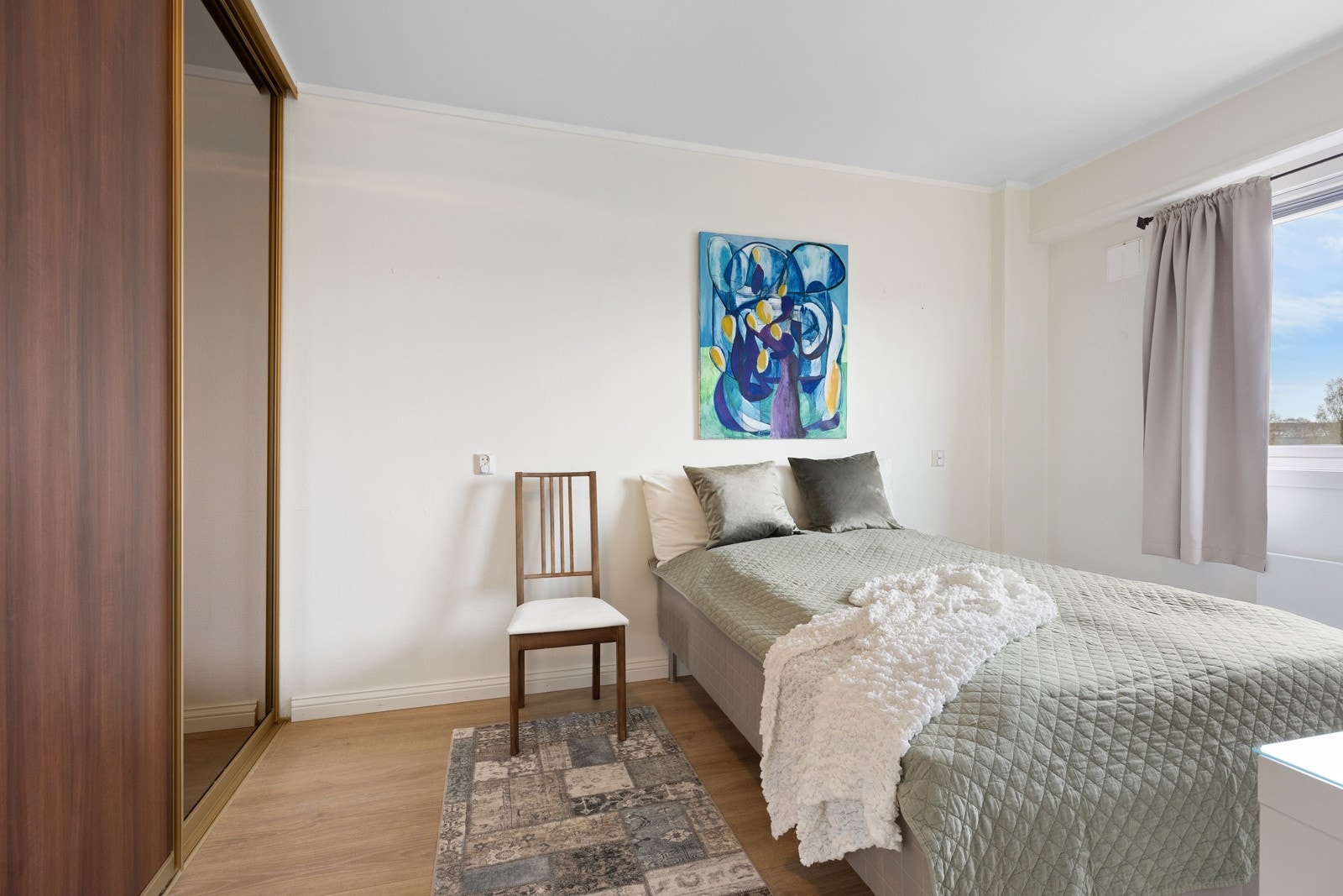 Romslig soverom med skyvedørsgarderobe Galleribilde