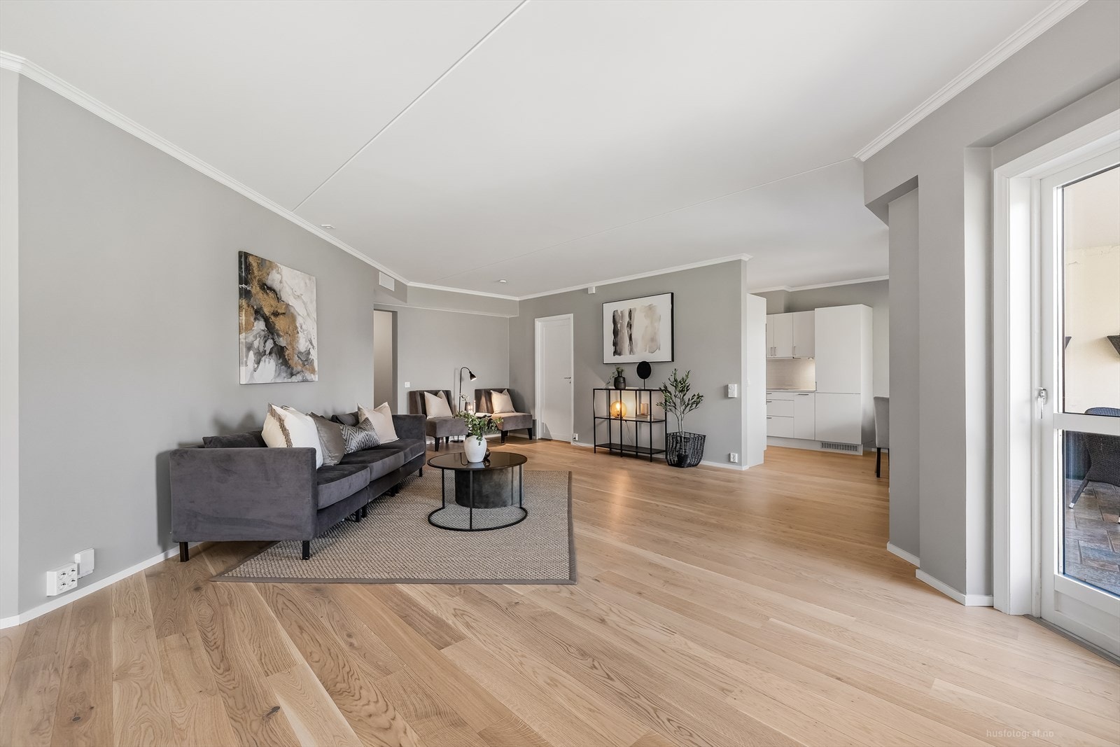 Alt er lagt til rette for den optimale lyssettingen med vindusflater som bringer den naturlige belysningen fint inn. Galleribilde
