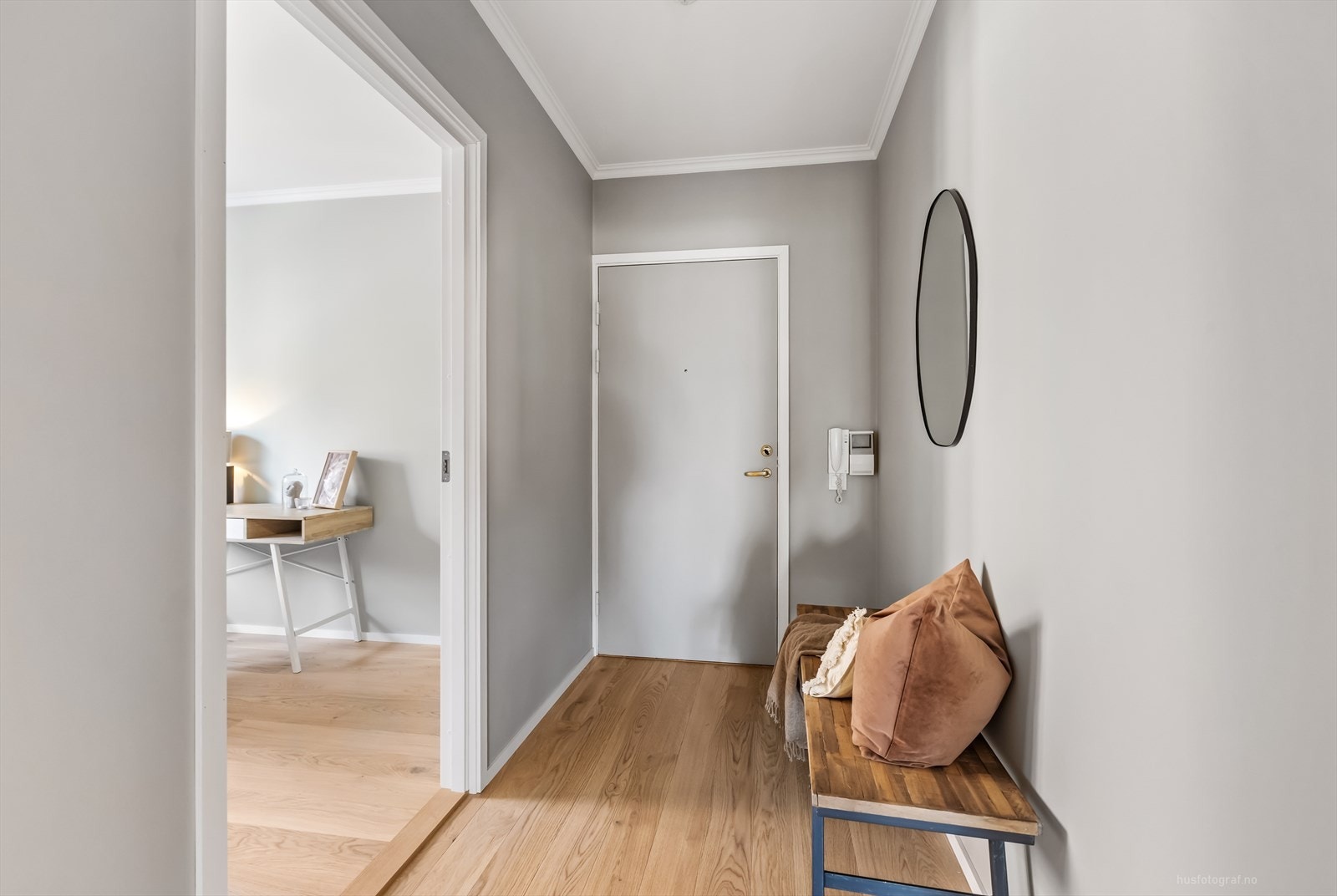 Det er god plass til oppheng for yttertøy og til å sette ifra seg sko, mulighet for garderobeløsning som gjør det enkelt å holde orden i inngangspartiet. Galleribilde