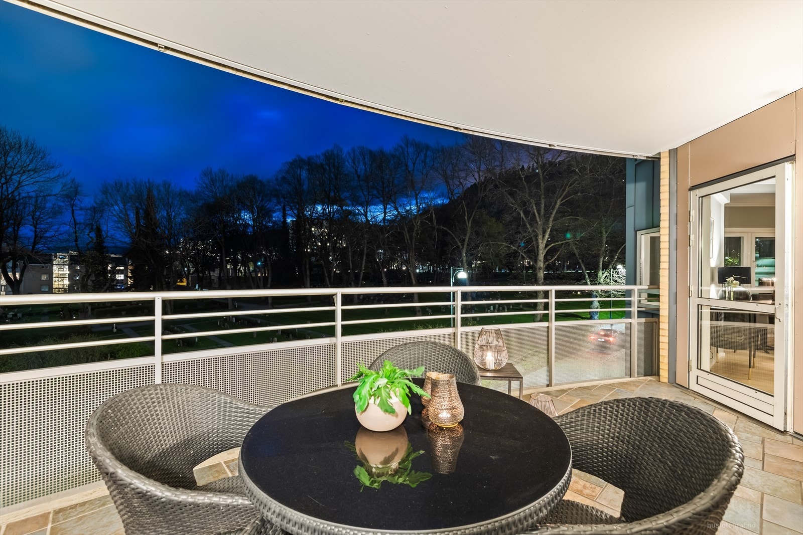 Fra stuen er det direkte utgang til en hyggelig balkong. Galleribilde