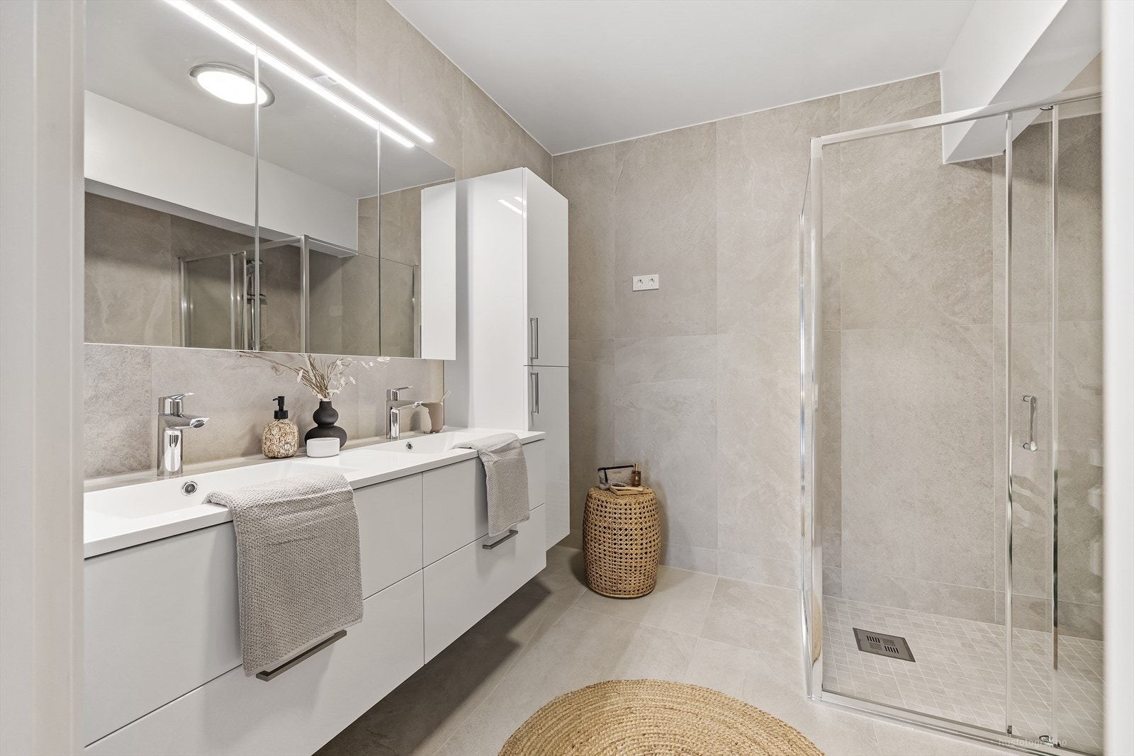 Badet er pusset opp med nye fliser (flis på flis), ny baderomsinnredning, lamper og nye dusjvegger for dusjnisje. Galleribilde