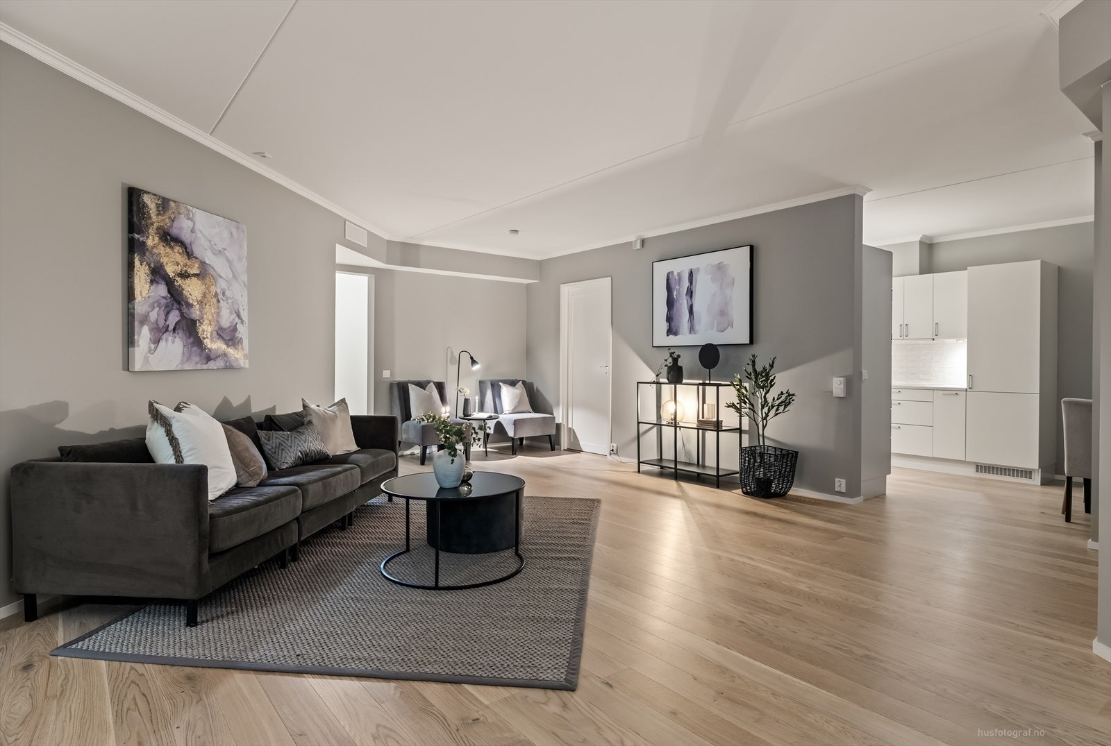 Stuen er lys og innbydende med 1-stavs parkett på gulv og slette vegger malt i en moderne og stilren fargetone. Galleribilde