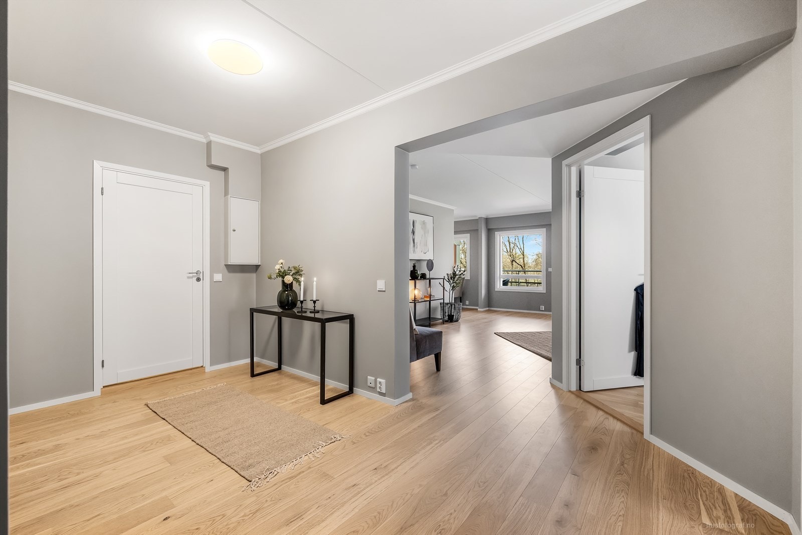 Velkommen inn til en lys og romslig entré. Galleribilde