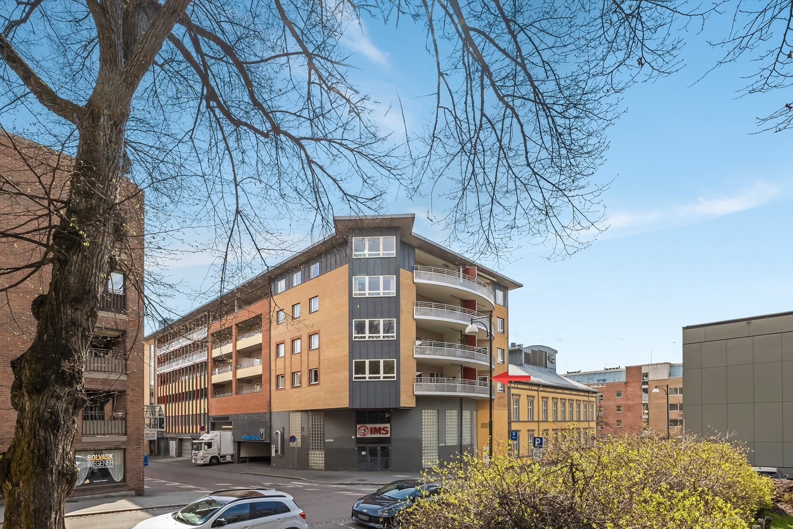 Leiligheten disponerer en parkeringsplass i Torget Vest. Rettigheten til parkeringsplass følger leiligheten og står fortsatt. Galleribilde
