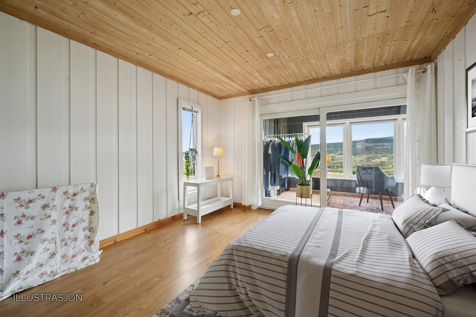 1. etasje hoveddel har 3 soverom av god størrelse, herav 2 rom med utgang til allrom/innebygget veranda. Her ser vi soverom 1. Galleribilde