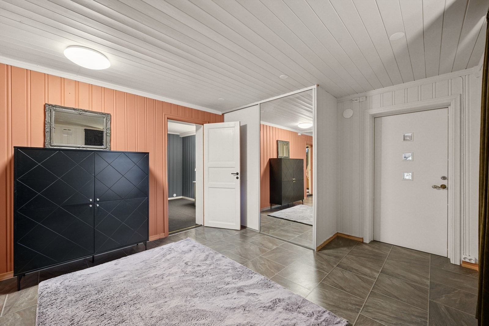 Trivelig og luftig entrè som ønsker deg velkommen inn, god plass til å henge fra seg ytterklær i skyvedørsgarderobe i speil. Galleribilde