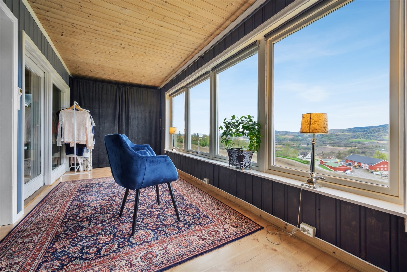 Begge rommene har utgang til dette allsidige rommet - Allrom/innebygget veranda. Galleribilde