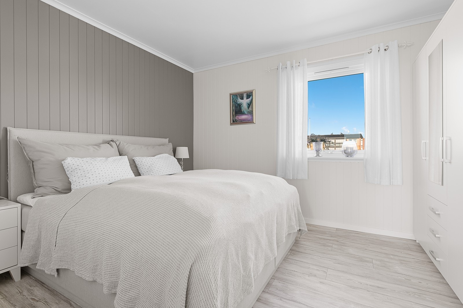 Delikat innredet soverom med god plass. Galleribilde