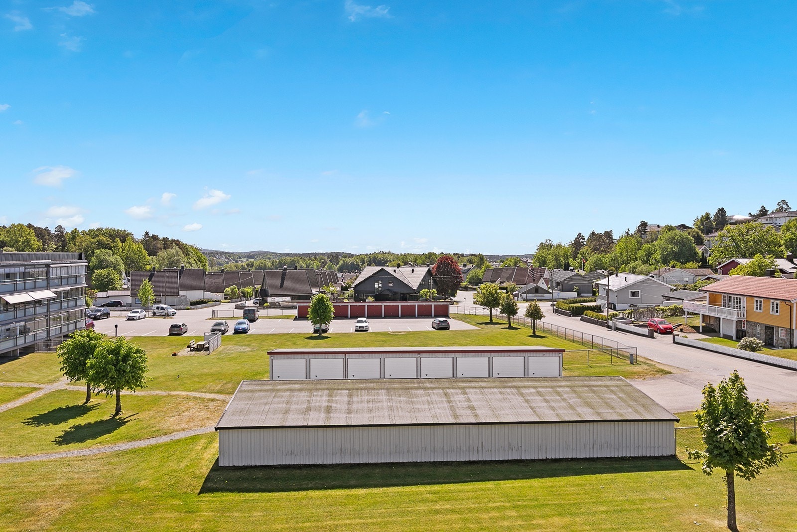 Det er mulig å leie garasjeplass i rekke. Galleribilde