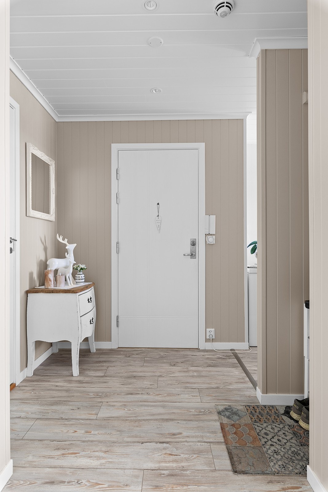 Entré med praktisk avlukke til sko og tøy. Galleribilde