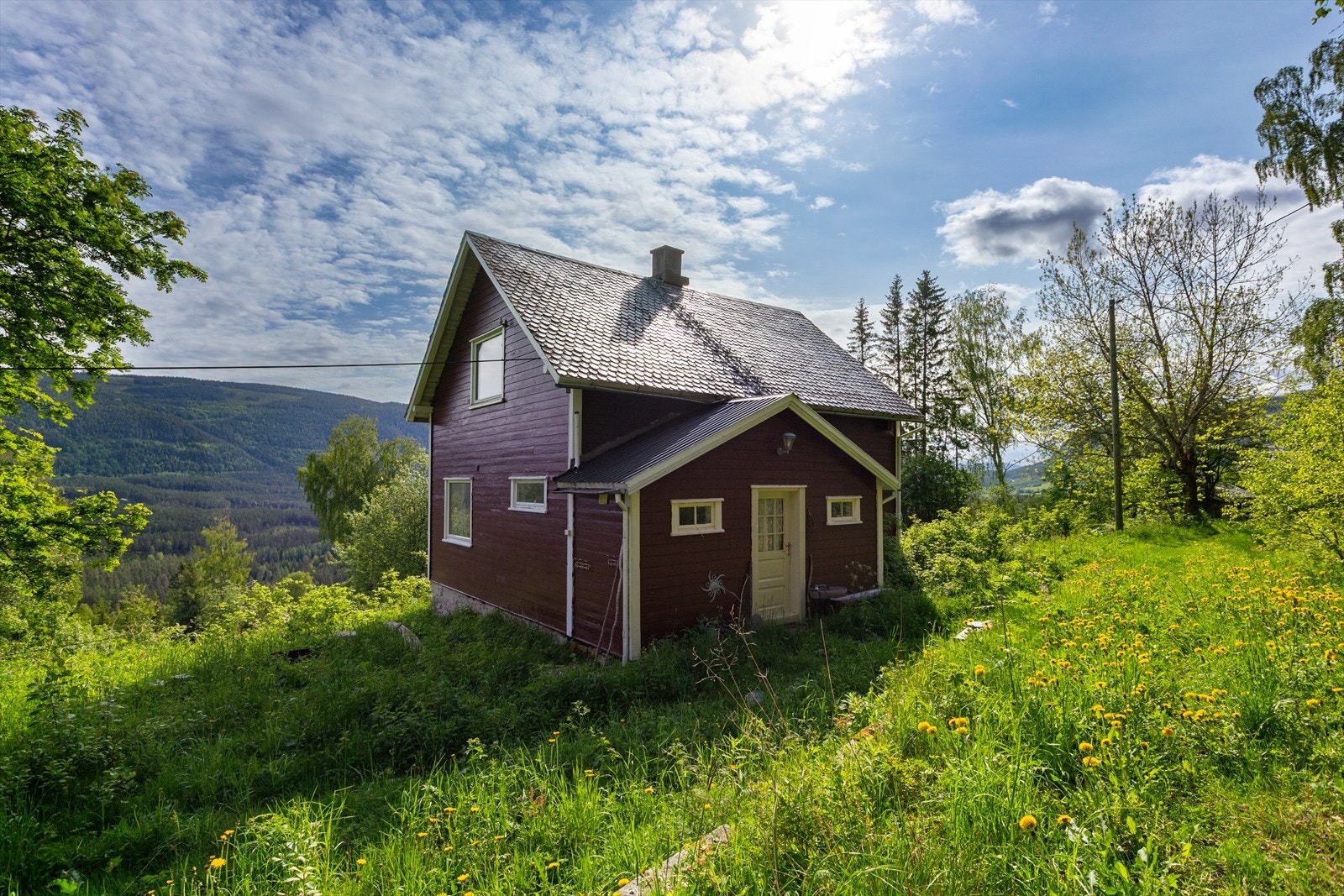 Eiendommen er et småbruk med et totalareal på 1.767,9 m². Tunet ligger på en opparbeidet tomt med grønne omgivelser og god plass til både lek og rekreasjon. Galleribilde