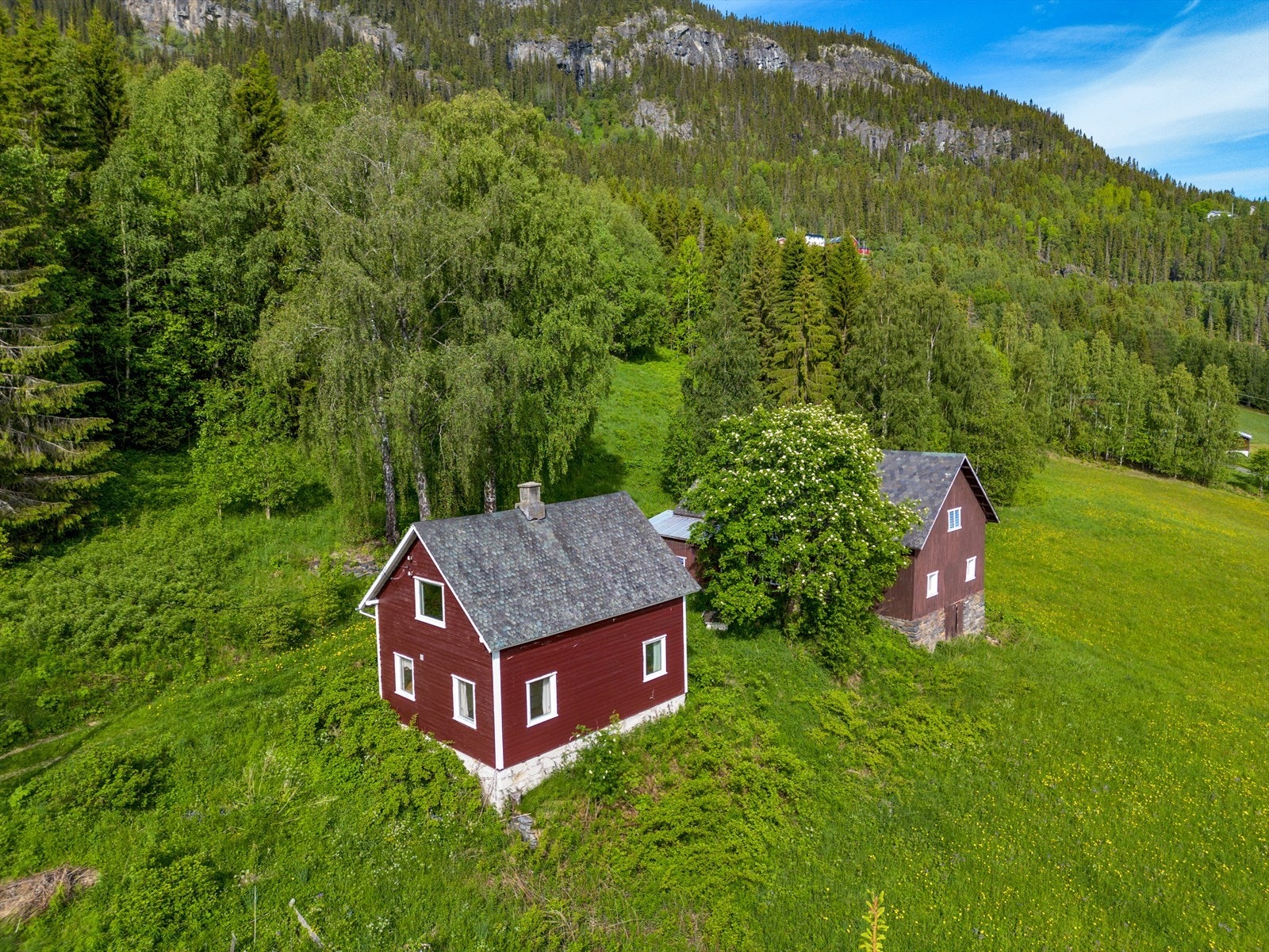 Åbjørsvegen 90 er en eiendom som gir deg mulighet til å leve landlig, men samtidig sentralt nok for en praktisk hverdag. Galleribilde