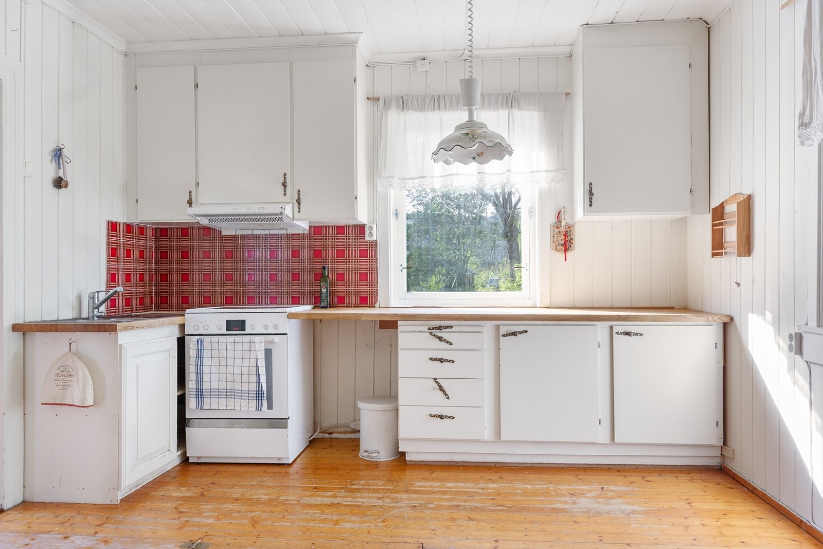 Kjøkkenet har enkel innredning med slette, malte fronter og heltre benkeplate med utslagsvask i rustfritt stål. Galleribilde