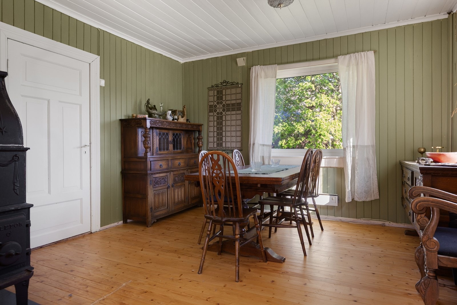 Innvendig preges hjemmet av heltre furugulv i de fleste rom og tradisjonell innredning. En stor vedovn gir en hyggelig atmosfære og sørger for god varme i boligen på kalde dager. Galleribilde