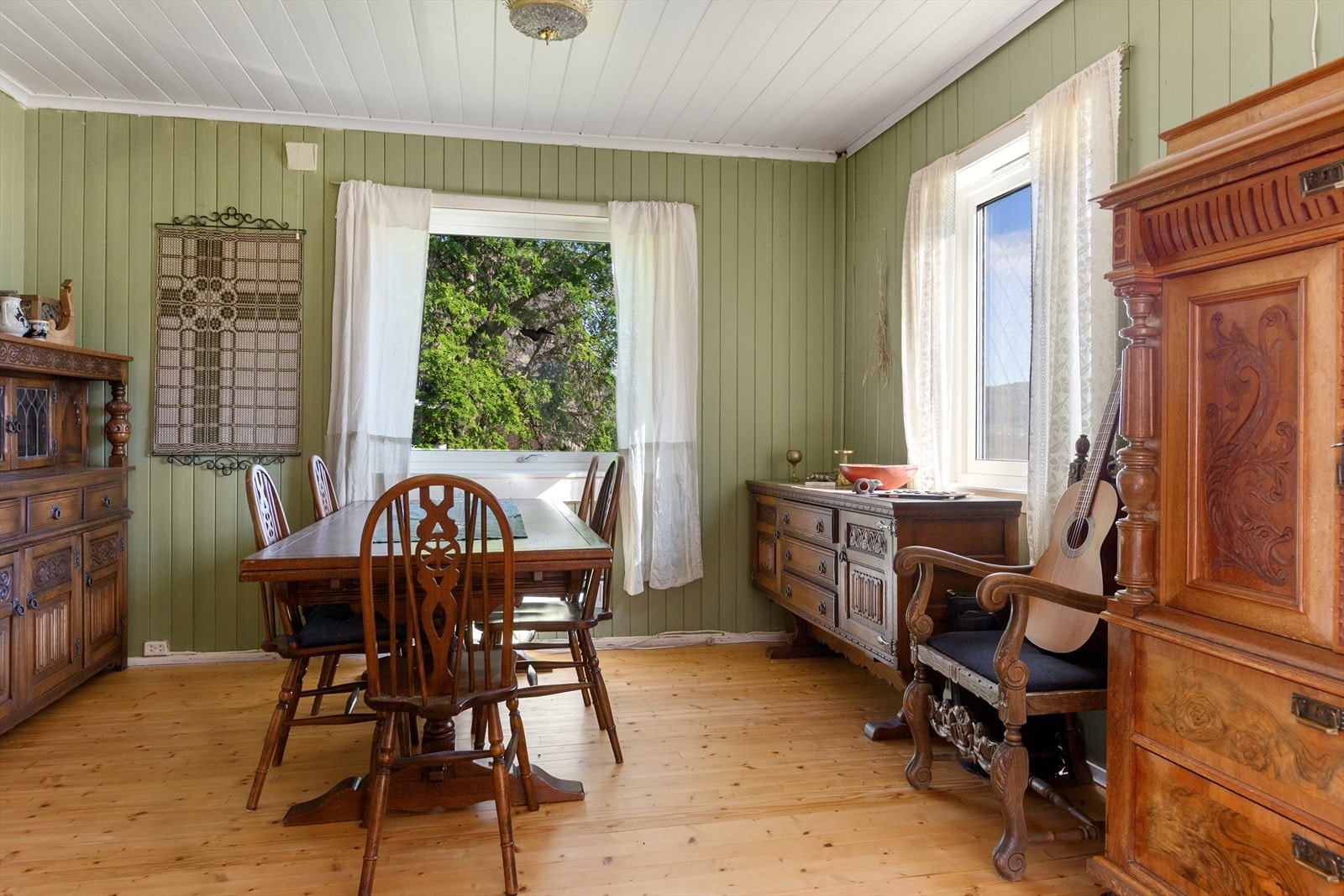 Spisestua er malt i fine farger og har god plass til stor spisegruppe hvor familien kan samles til hyggelige måltider. Galleribilde