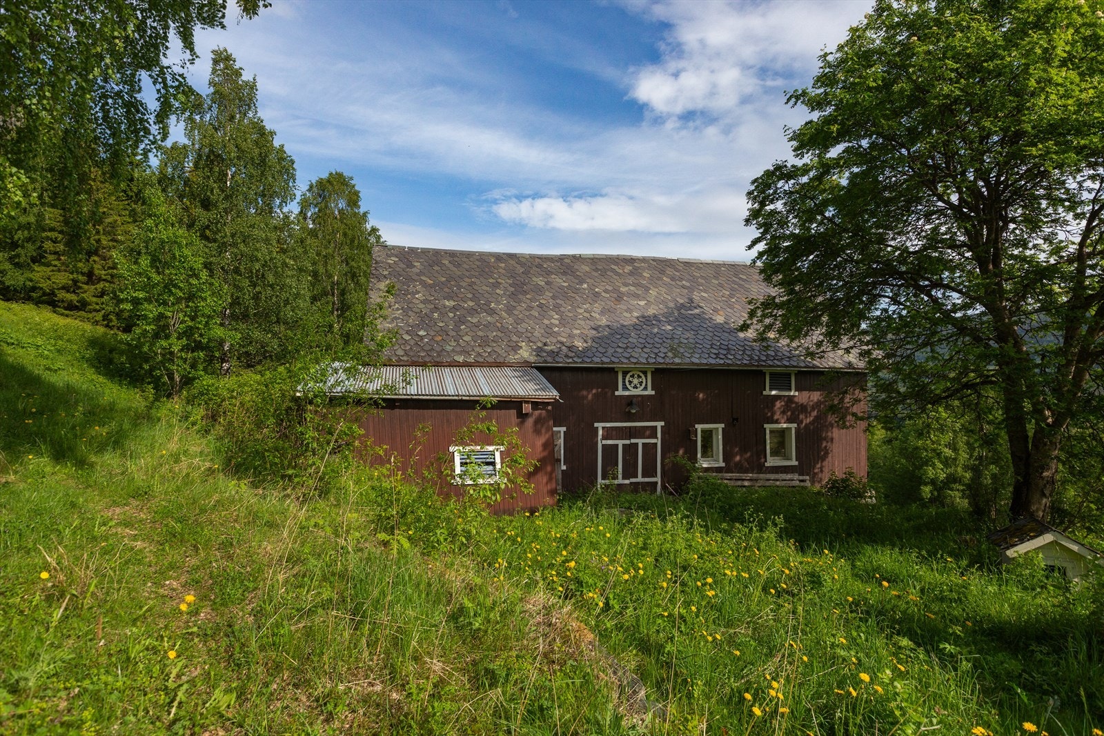 På tunet står det også en låvebygning med flere bruksområder. I 2. etasje er det et stort lagerrom med adkomst via låvebru, og under bygget er det møkkakjeller. Galleribilde