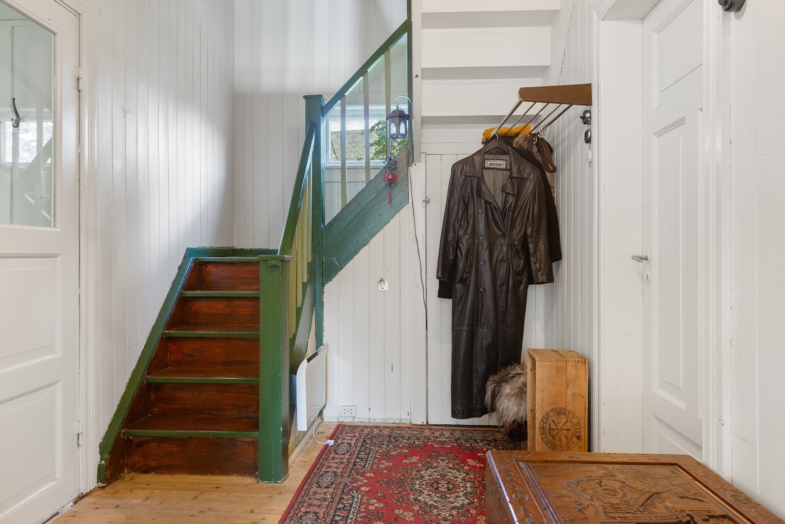 Fra gangen går det trapp opp til 2. etasje med trappegang og to soverom. Galleribilde