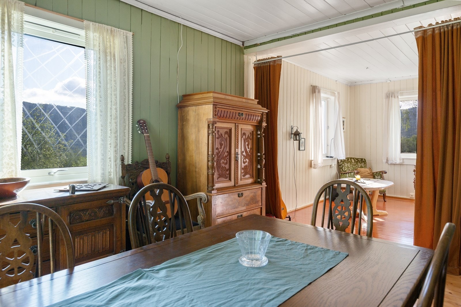 Fra spisestua er det stor åpning med forheng inn til koselig stuekrok. Galleribilde