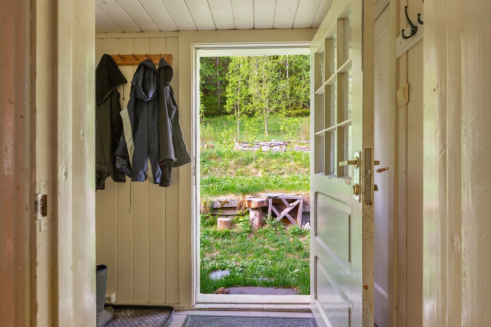 Praktisk vindfang med plass til ytterklær og sko. Galleribilde