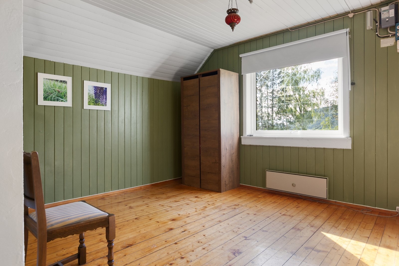 Begge soverommene har god takhøyde og naturlig lys inn. Galleribilde