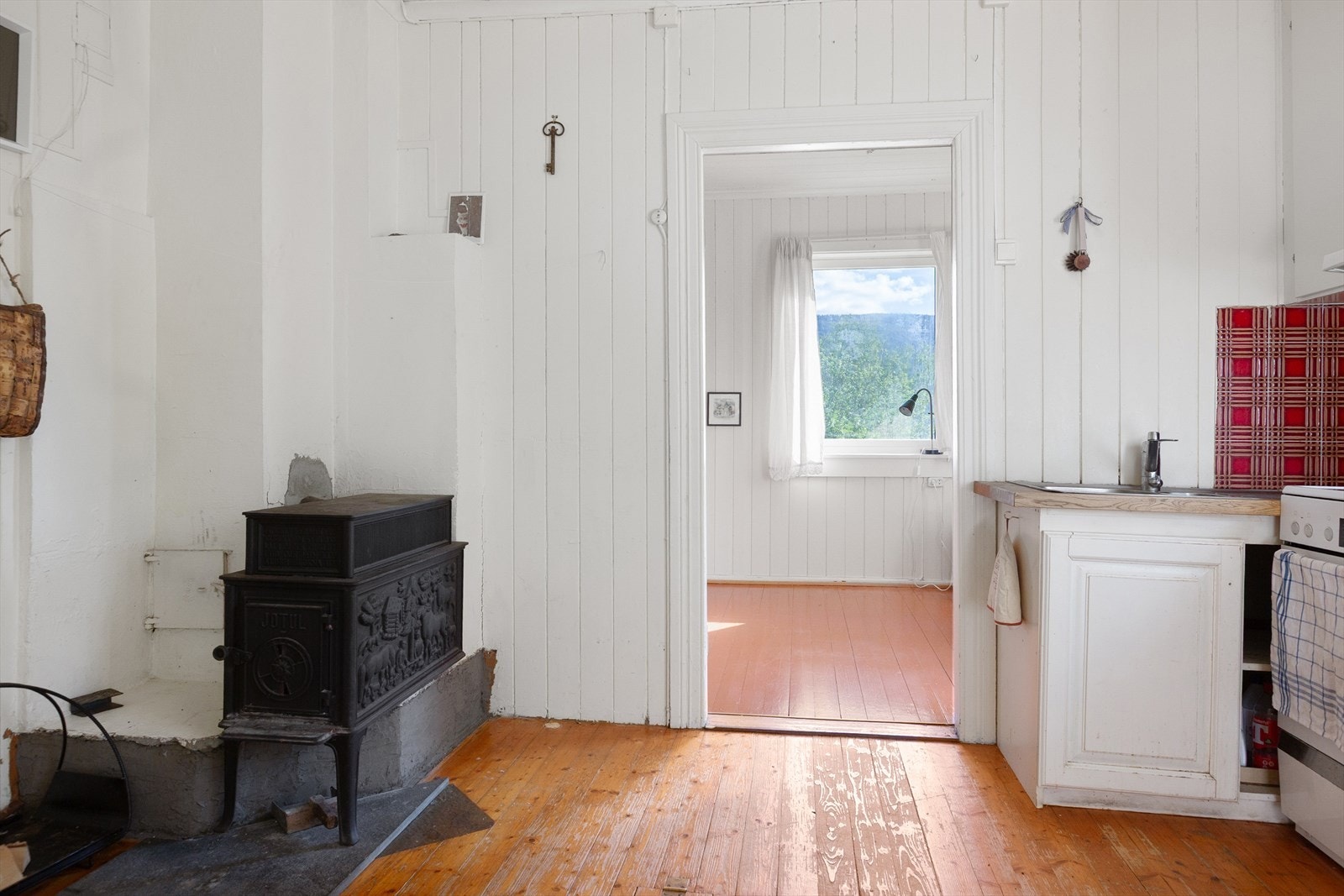 En god gammeldags vedovn bidrar både med kos og god varme i rommet. Galleribilde