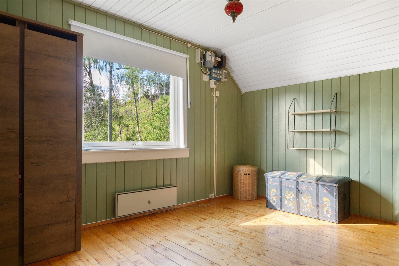 Det ene soverommet er ekstra romslig og passer godt som hovedsoverom. Galleribilde