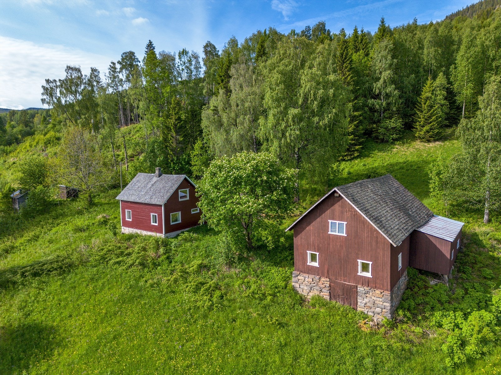 Fra eiendommen er det kort vei til det meste Leira har å by på. Butikker, servering, barnehage, vidaregåande skule og Valdres folkehøgskule er alle lett tilgjengelig, ca. 5 min. kjøring. Galleribilde
