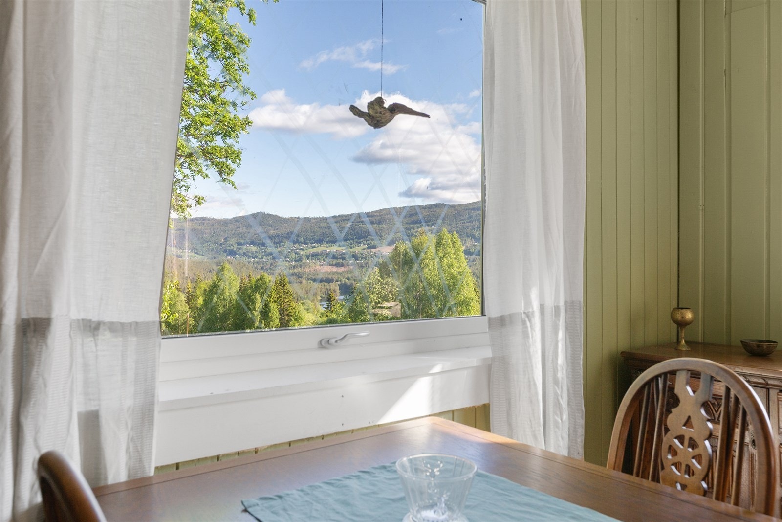 De store vindusflatene ivaretar utsikten og slipper inn rikelig med lys. Galleribilde