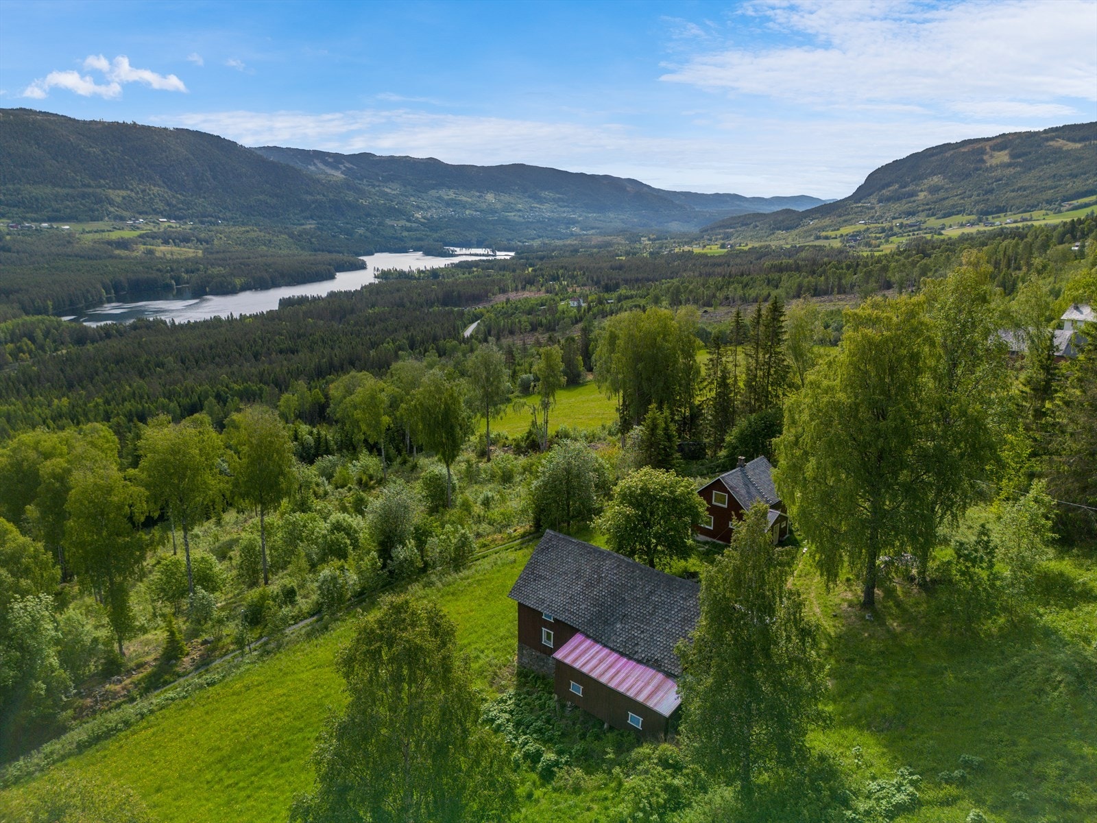 Tunet ligger åpent og fint til med utsikt utover dalen, med Leira/Fagernes på den ene siden, Aurdal på den andre, og Begna som renner forbi nede i dalen. Galleribilde